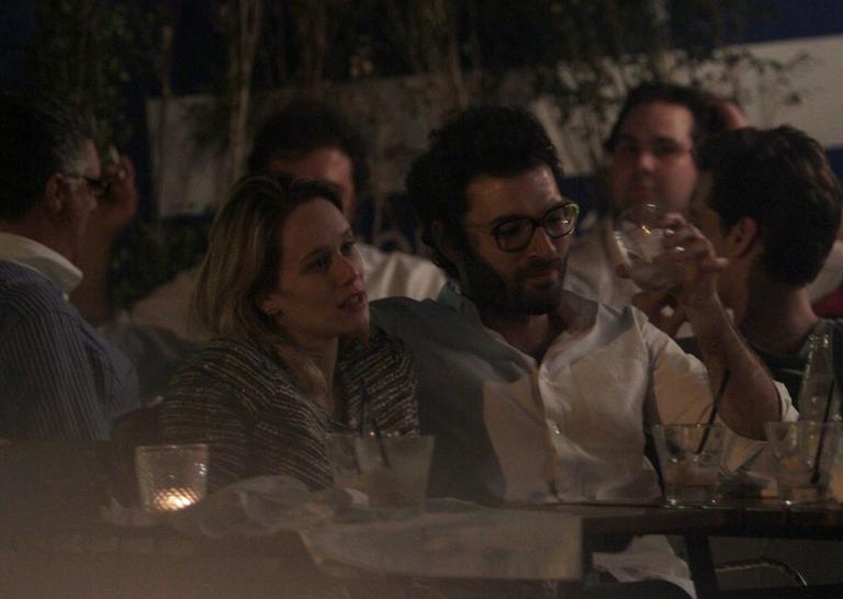 Com novo visual, Mariana Ximenes e namorado jantam em SP