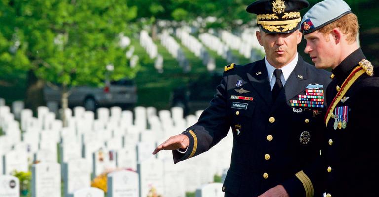 Príncipe Harry em cemitério militar nos EUA
