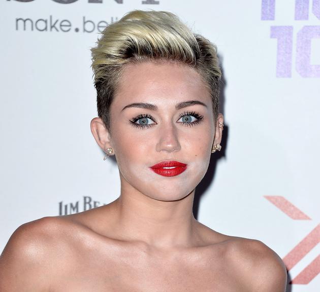 Miley Cyrus erra na maquiagem e fica com ‘barba branca’