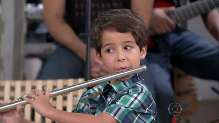 Júnior de ‘Salve Jorge’ toca flauta e emociona atores em programa