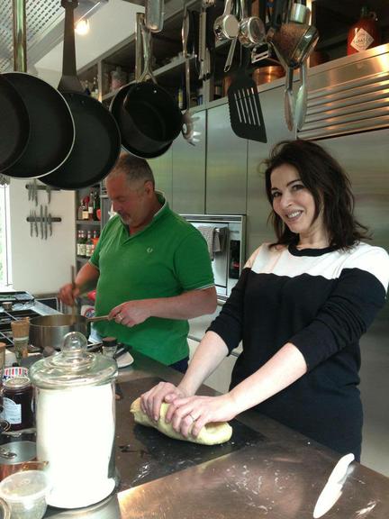 Maravilhada com a coxinha, Nigella posta receita do quitute em blog