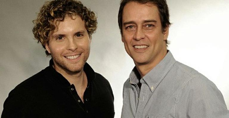 Thiago Fragoso e Marcello Antony festejam casal gay em novela das 9