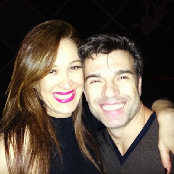 Claudia Raia curte o namorado na noite paulista