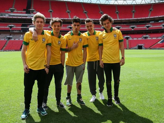 One Direction tira foto com camisa da Seleção Brasileira