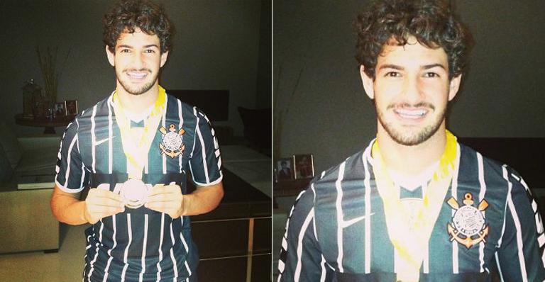 Alexandre Pato mostra primeira medalha de campeão com o Corinthians