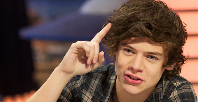 Harry Styles, do ‘One Direction’, leva latinha na cabeça durante show; veja o vídeo