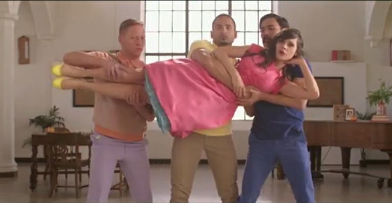 Zooey Deschanel ataca de fofa em novo videoclipe; assista!