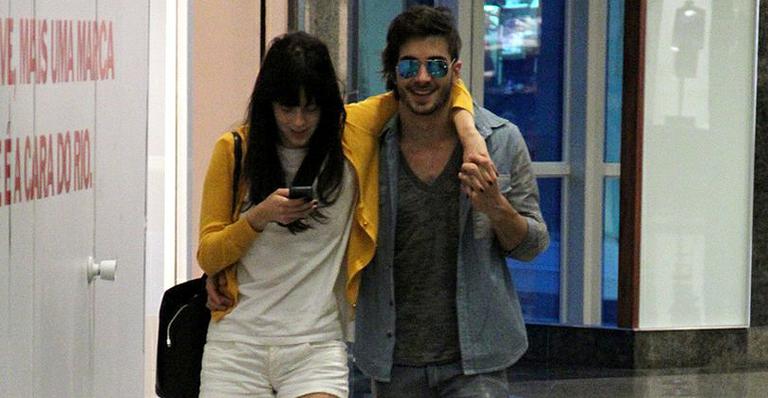 Fiuk e Sophia Abrahão passeiam agarradinhos em shopping do Rio