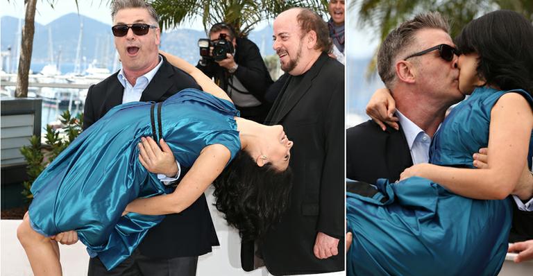 Alec Baldwin quase deixa a mulher sem roupa  no tapete vermelho de Cannes