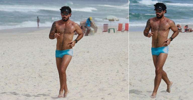 Juliano Cazarré exibe boa forma de sunga na praia