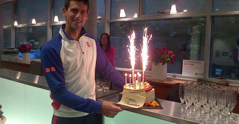Novak Djokovic ganha bolo de aniversário surpresa de sua equipe