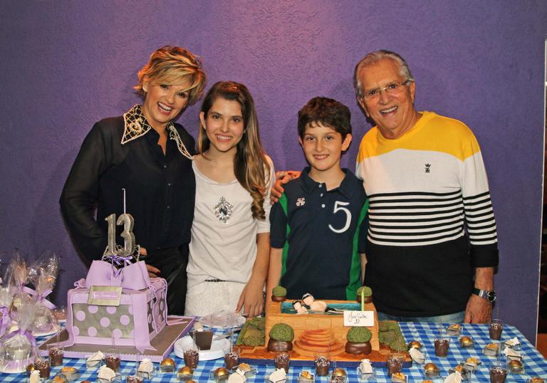 Andréa e Carlos Alberto em festa com os filhos