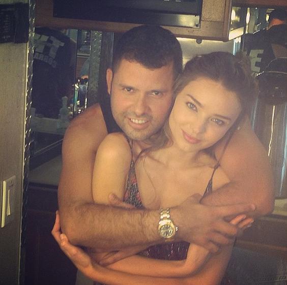 Foto de Miranda Kerr abraçada com outro homem irrita fãs de Orlando Bloom