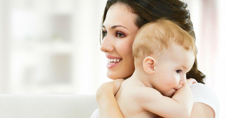 Colo de mães e avós produz efeito calmante nos bebês e traz benefícios