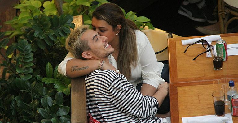Preta Gil troca beijos e carícias com novo affair em shopping no Rio