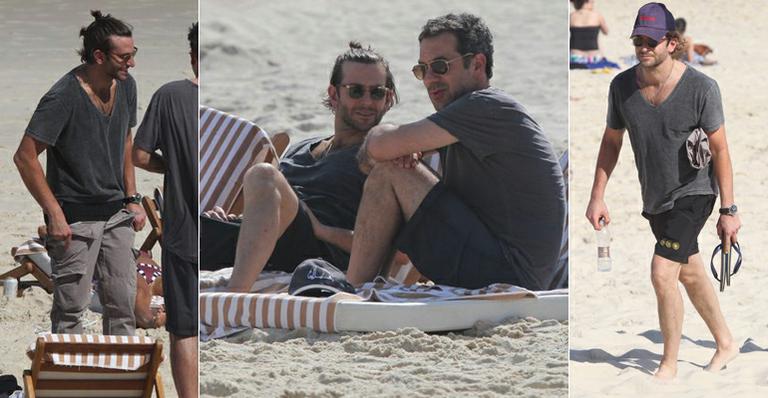 Bradley Cooper e amigos curtem praia no Rio de Janeiro