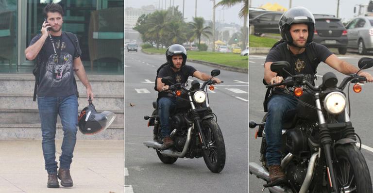 Bruno Gagliasso faz estilo bad boy ao sair da academia