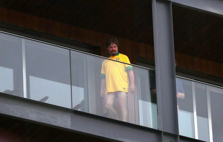 No Rio, Zach Galifianakis usa camisa da Seleção Brasileira