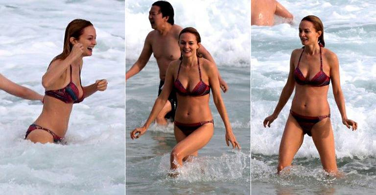 Heather Graham exibe boa forma nas areias cariocas