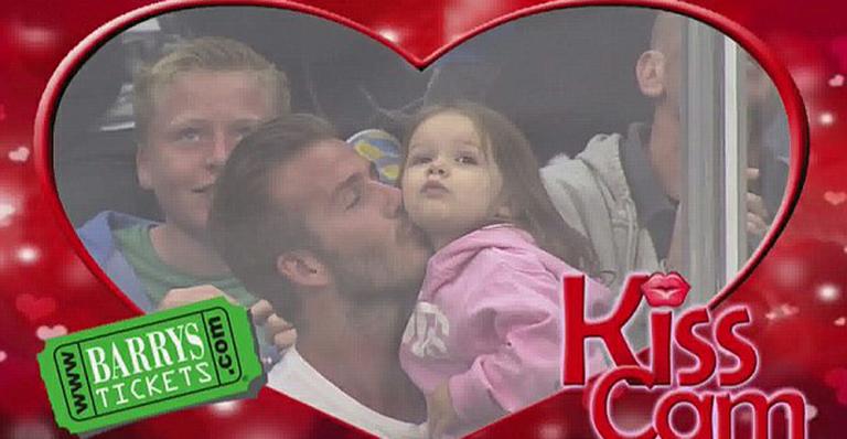 Menina do papai! David Beckham beija Harper em jogo de hóquei