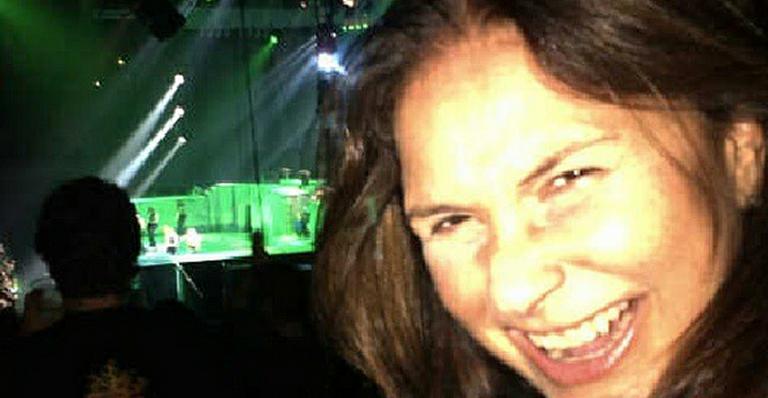 Fafá de Belém curte show de rock em Portugal