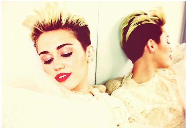 Miley Cyrus posta foto vestida de noiva