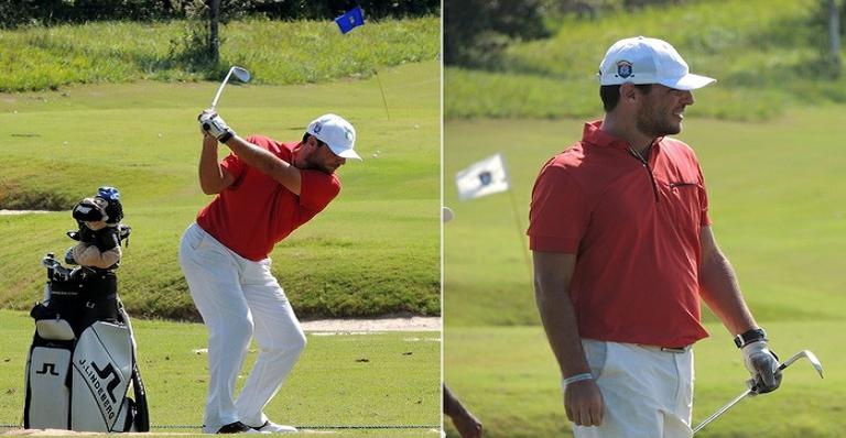 Rodrigo Lombardi aproveita o feriado em Trancoso jogando golfe