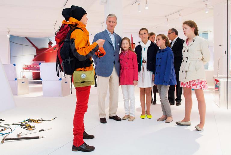 Príncipes Philippe e Elisabeth conferem exposição