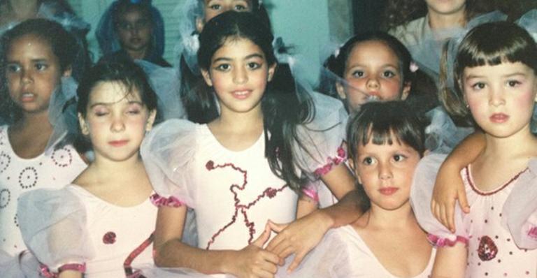 Carol Castro abre o baú e mostra fotos da infância: ‘Adoro dançar desde pequena’