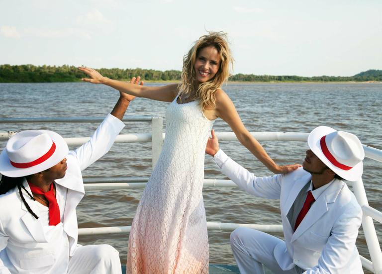Leona Cavalli navega em defesa da paz no Pantanal