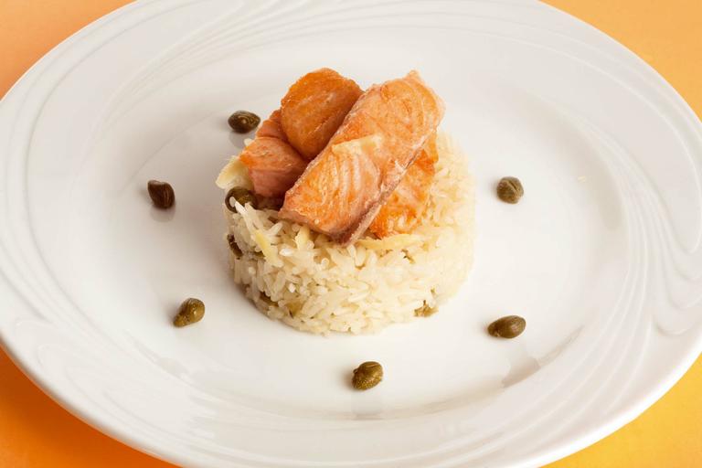 Salmão com arroz à alcaparra