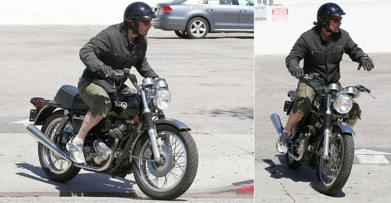 Keanu Reeves passeia de moto pela Califórnia
