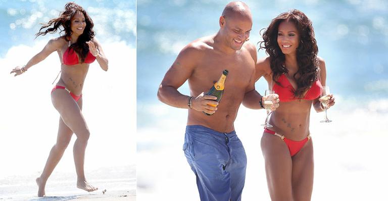 Na praia, Mel B exibe corpo escultural