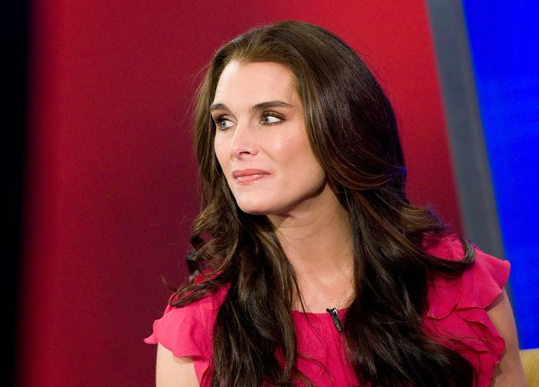 Brooke Shields comemora 48 anos. Veja 10 looks da atriz que é um ícone de beleza