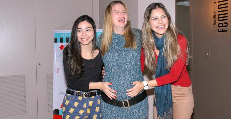 Debby Lagranha exibe barrigão de grávida