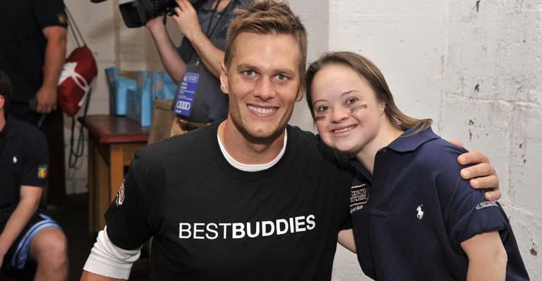 Tom Brady joga futebol em evento beneficente