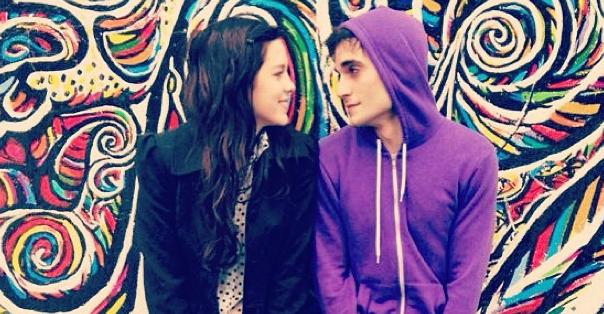 Fiuk e Sophia Abrahão visitam muro de Berlim