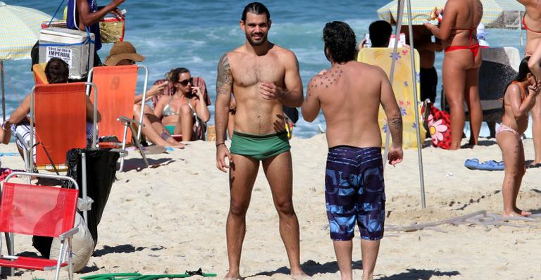 Juliano Cazarré exibe boa forma em praia no Rio de Janeiro