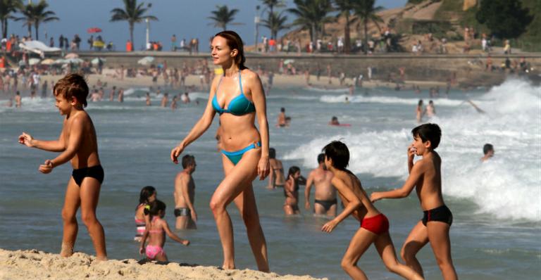 Heather Graham curte praia no Rio de Janeiro