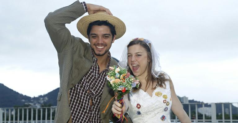 Rodrigo Simas e Alice Wegmann viram noivos em casamento caipira