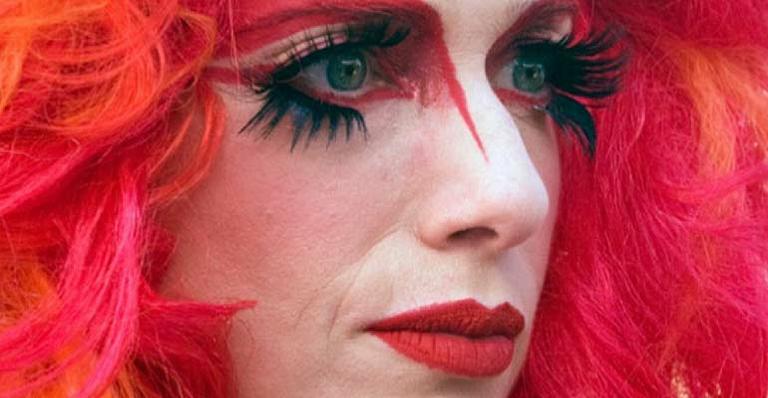Letícia Spiller ‘vira’ drag queen em filme; veja fotos