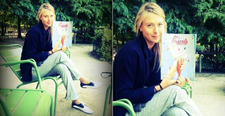 Maria Sharapova lê sobre culinária entre as partidas de Roland Garros, em Paris