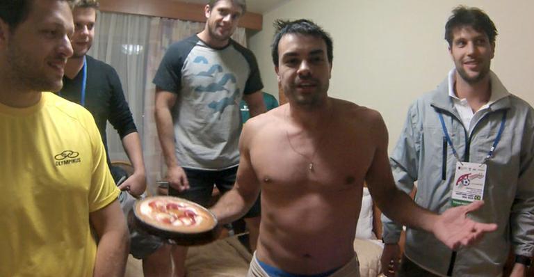 Márcio Kieling ganha festa surpresa em quarto de hotel na Rússia