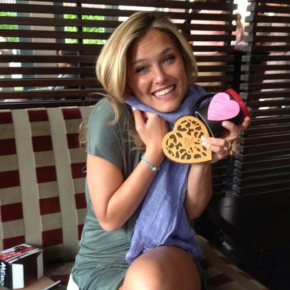 Bar Refaeli ganha presente de aniversário de fã; relembre momentos da top