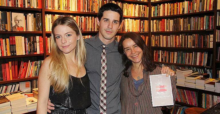 Famosos prestigiam lançamento de livro de Pedro Neschling