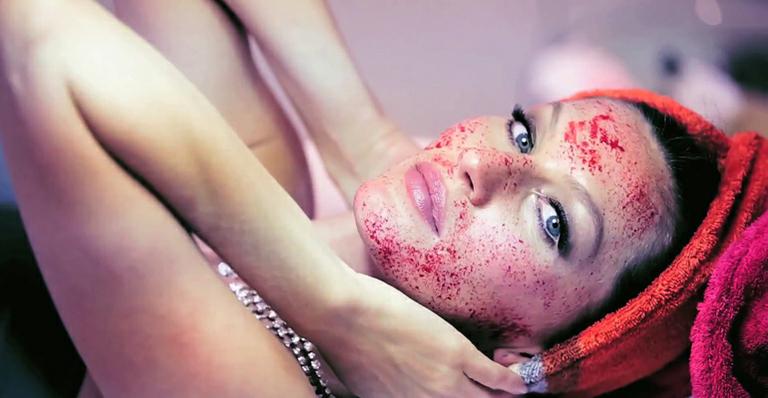 ‘Facelift do Vampiro’: Gisele Bündchen aparece com sangue no rosto em ensaio