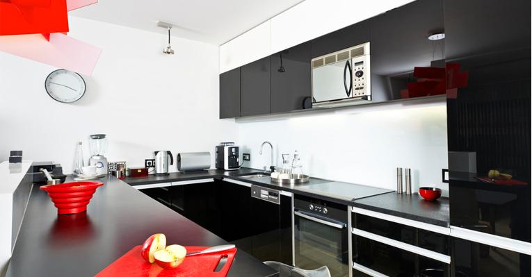 Decoração preta na cozinha pode ser eficiente e aconchegante. Veja dicas