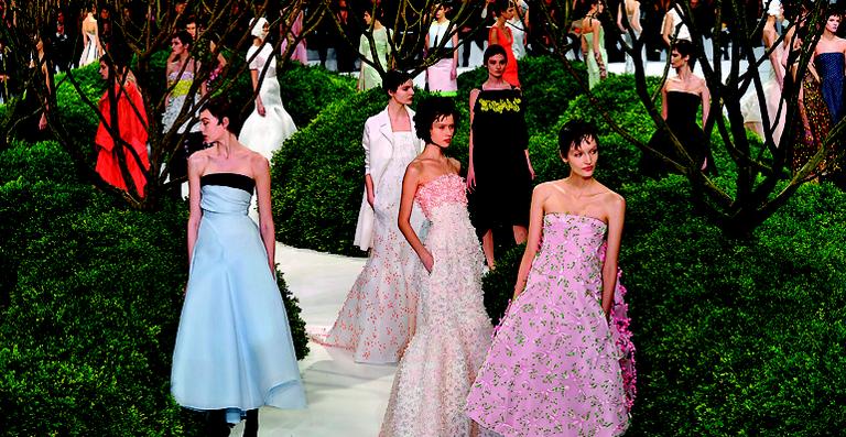 Looks florais são tendência na alta-costura e nas ruas neste inverno