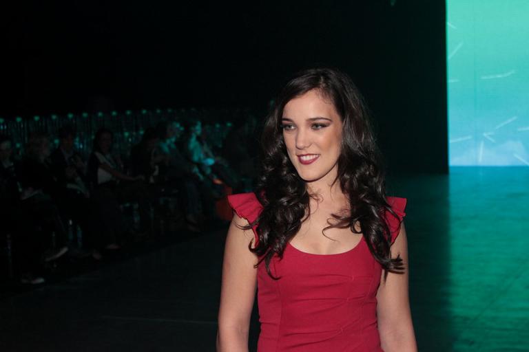 De vestido vermelho, Adriana Birolli chama atenção em evento de moda no Paraná