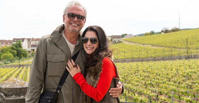 Ana Paula Padrão curte viagem romântica com o marido na França
